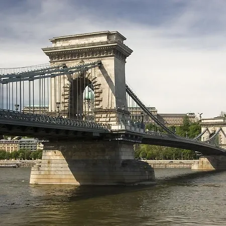 מלון דירות Madison 3*